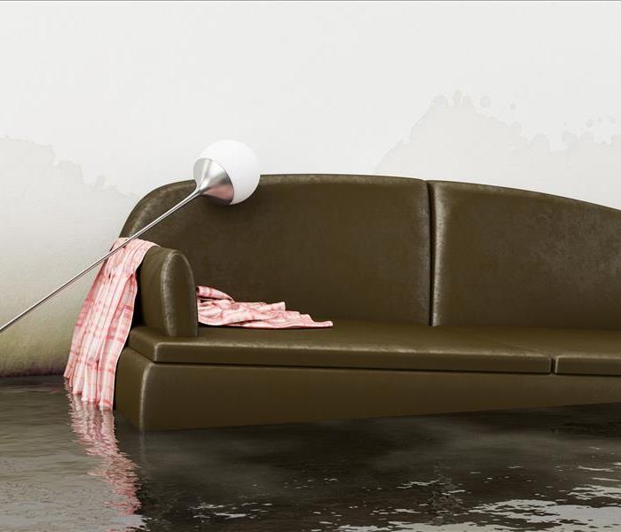 Un sofá interior marrón dañado por el agua